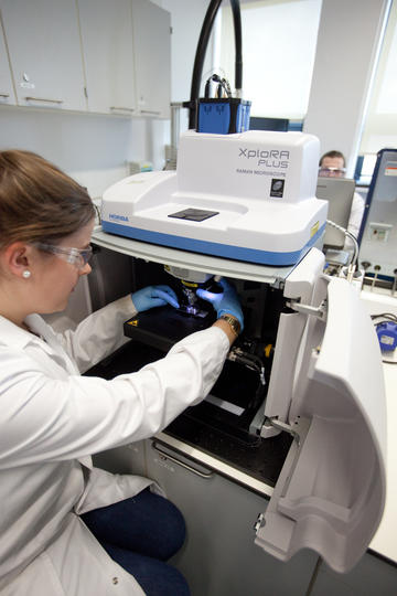 Scientist performing Raman microspectroscopy